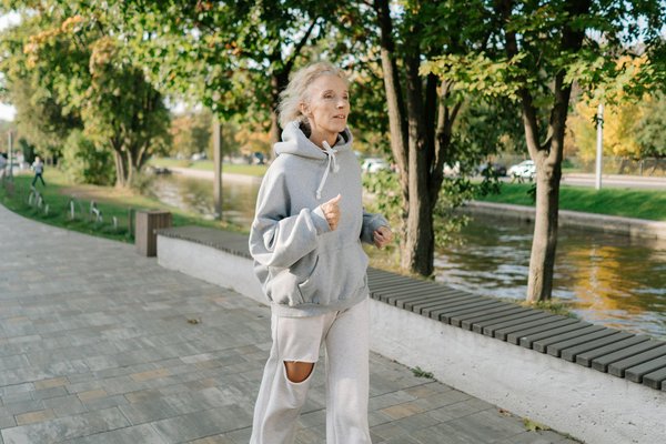 Tai Chi : Un Art Martial Ancestral pour Renforcer l"Équilibre et Éviter les Chutes chez les Seniors